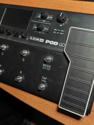 Line 6 POD GO multi-effects pedal for guitar and bass like new