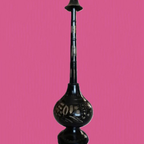 Metallic sprayers and vase with black background and gold decoration, like new