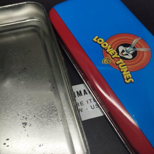 Looney Tunes metal case used, vintage 1998 Warner Bros.