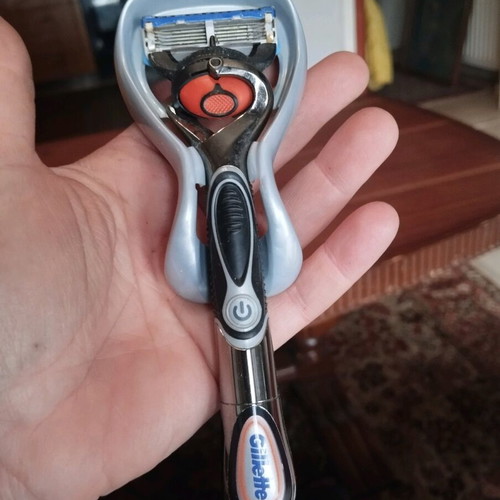 gillette mit vibration Gillette electric shaver used with… - € 5,00
