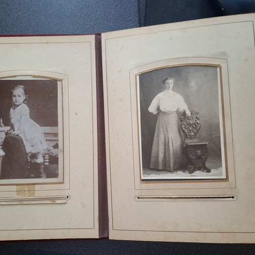 Antique Victorian photo album used, 31 authentic photos (1890-1940)
