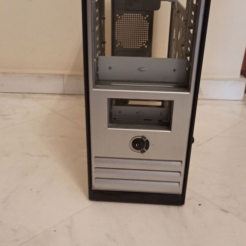 Παλαιός πύργος υπολογιστή μεταχειρισμένος χωρίς πλαϊνά μέσο μέγεθος