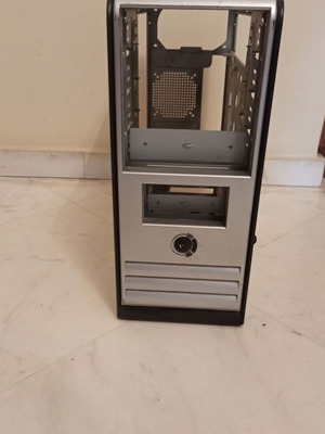 Παλαιός πύργος υπολογιστή μεταχειρισμένος χωρίς πλαϊνά μέσο μέγεθος