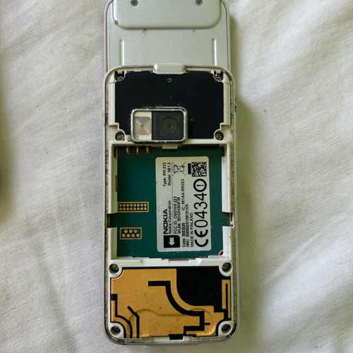 Nokia N81 phone for parts used, needs new screen and panel, no battery