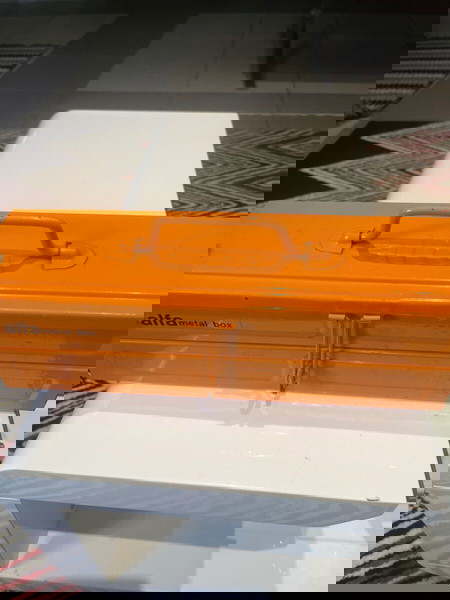 Μεταλλική εργαλειοθήκη μάρκας Alfa metal box διαστάσεων μήκος  40 εκ. Πλάτος 10 εκ και ύψος 10 εκ.