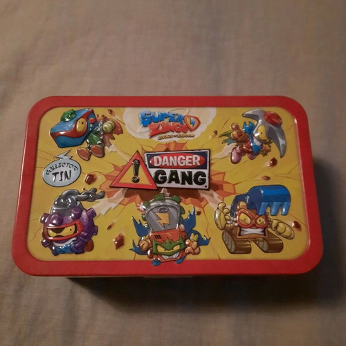 Superzincs metal box with 6 figures like new
