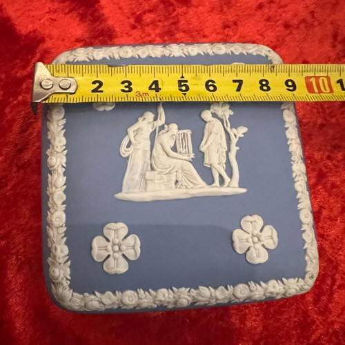 Wedgwood Jasperware porcelain box like new