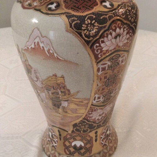 Large Satsuma vase like new with embossed hand-painted designs