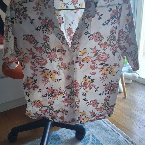 Floral summer shirt Small like new, short sleeve