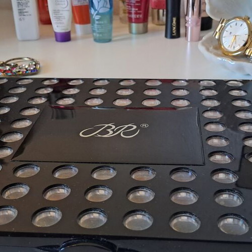 Eyeshadow palette with 98 shades like new