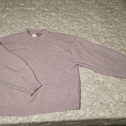 Pullover used in lilac color with knots