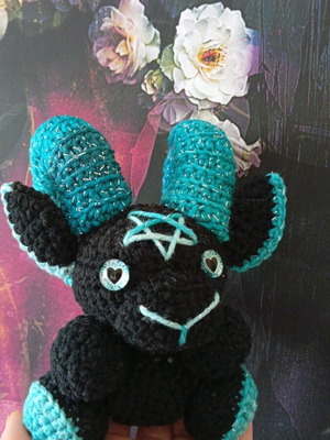 Baphomet amigurumi πλεκτός χειροποίητος καινούργιος με γαλάζιο νήμα