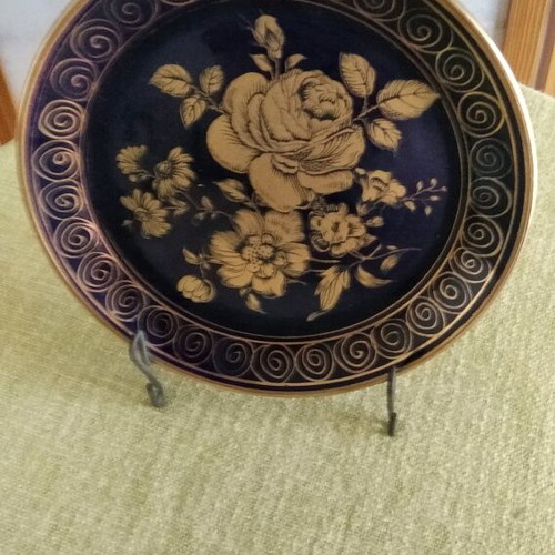Decorative plate hand made like new with 24k gold roses