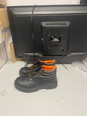 Work boots new with extra toe reinforcement black