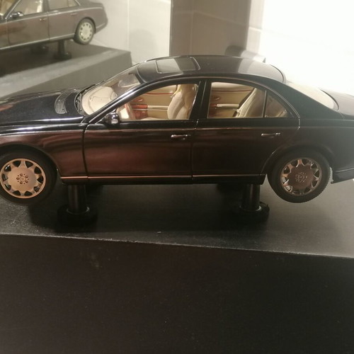 Maybach 57 1/18 scale model by Autoart like new