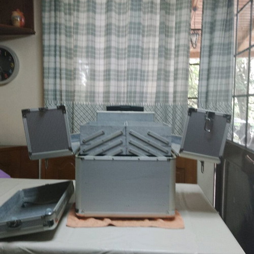 Makeup or manicure transport case used with wheels