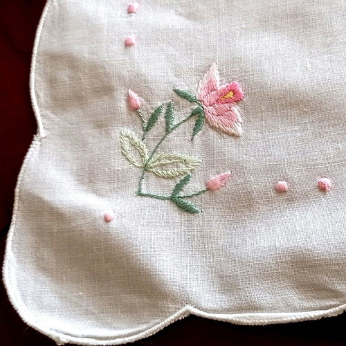 Embroidered decorative tablecloth 80x84 cm with embossed flowers