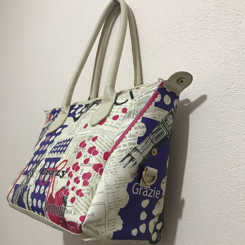 Hand and shoulder bag used in good condition