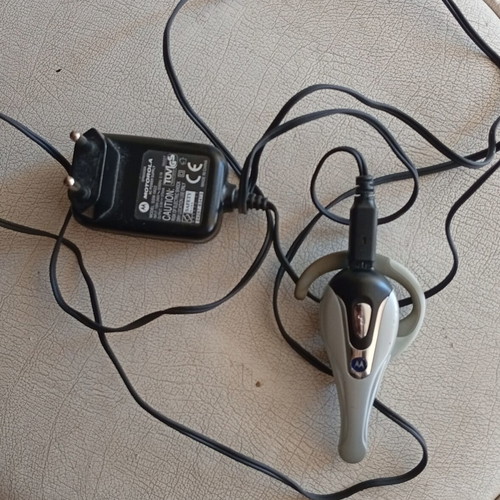 Motorola HS801 Bluetooth Wireless Headset like new with original charger