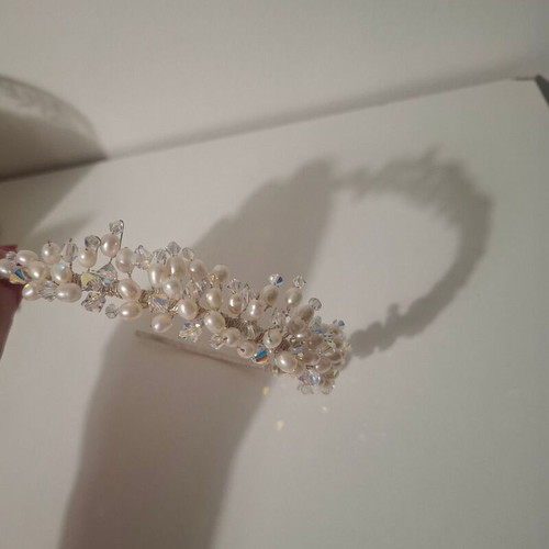Bridal tiara, discreet and dazzling design