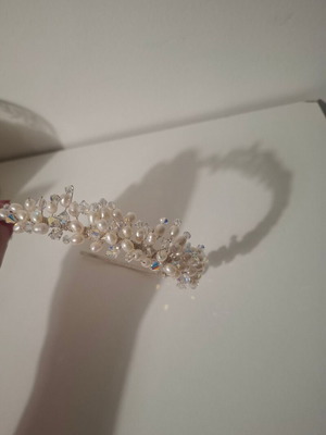 Bridal tiara, discreet and dazzling design