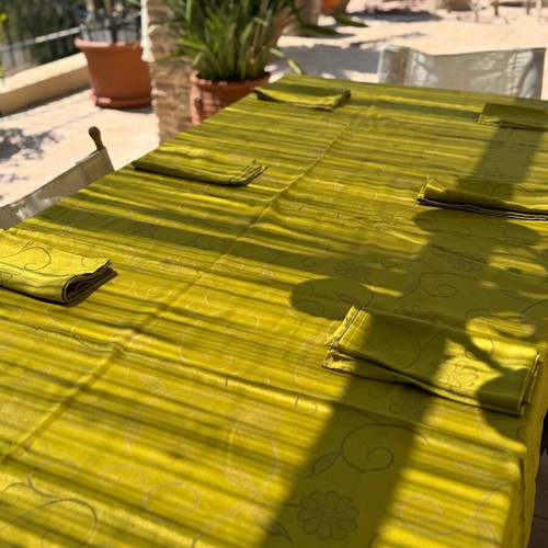 Tablecloth with 6 napkins like new, gold color with patterns