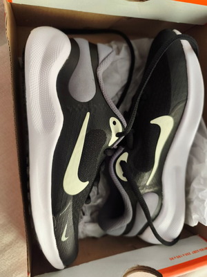 Nike athletic shoes size 33 new for girls