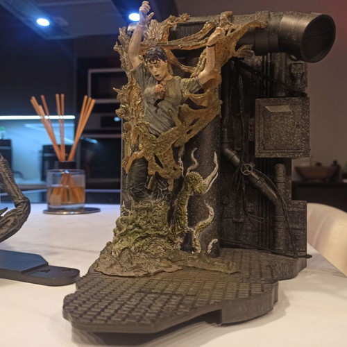 Alien Queen with cocooned terraformer base McFarlane Toys 2003 like new