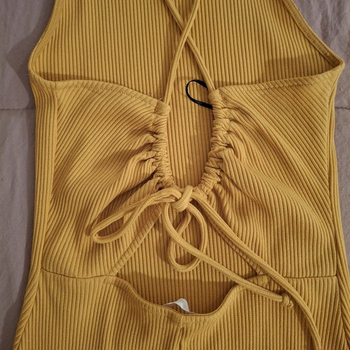Yellow H&M fitted dress with open back -  3,00 - Vendora.cy