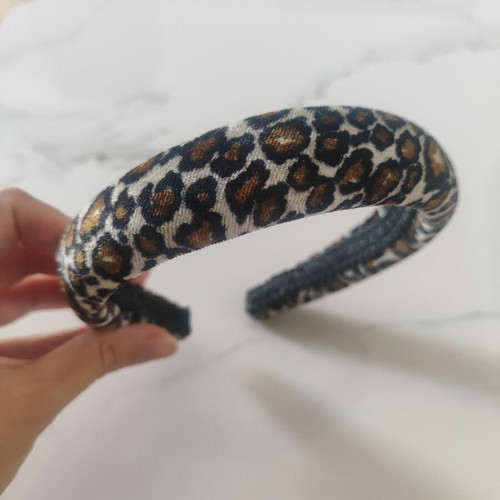 Hairband with leopard print used by abo, black and brown