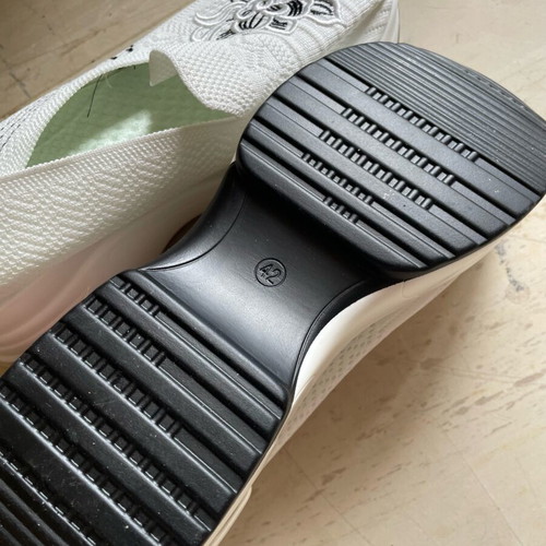 Chunky sneakers with embroidery like new, soft insole
