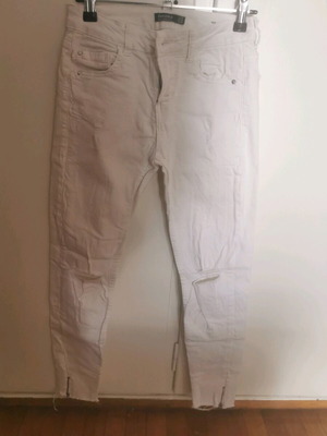 White Bershka denim pants used, low rise with zippers and rips
