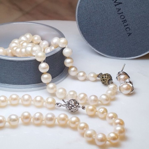 Majorica pearls Spain new with original box, ivory color, 7-9mm