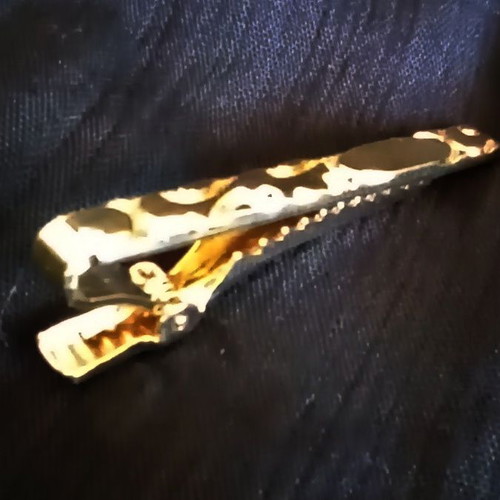 Vintage gold tie clip with embossed floral decoration, like new