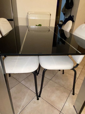 Dining table with chairs like new