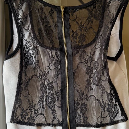 Sleeveless blouse with lace back and discreet ruffle, like new, size M