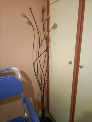 Λάμπατερ δαπέδου μεταχειρισμένο, σιδερένιο, σκούρο χρώμα, ύψος περίπου 1,60 μ.