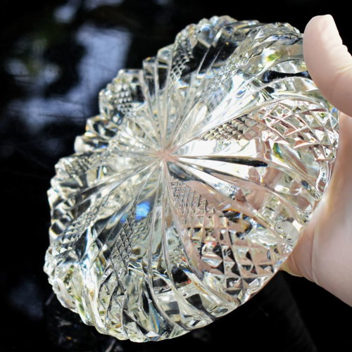 Crystal round ashtray used for cigars and cigarettes