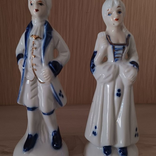 Set of two porcelain Renaissance figures like new