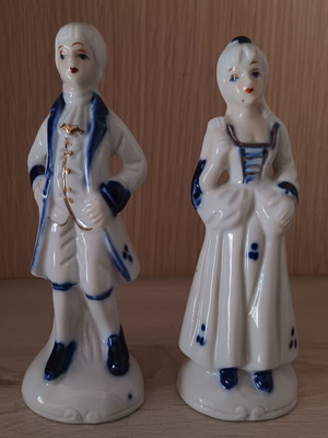 Set of two porcelain Renaissance figures like new