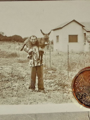 Vintage ασπρόμαυρη φωτογραφία άνδρας κουβαλάει γαϊδουράκι στους ώμους