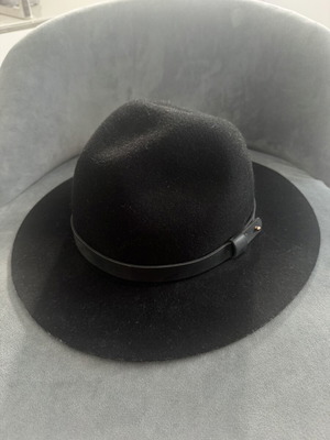 Fedora style hat like new, black, timeless design
