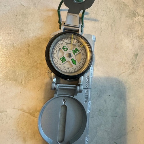 Hiking compass like new, 1:25,000 meters