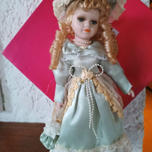 Vintage porcelain decorative dolls set of 2 like new