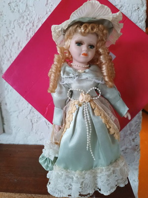 Vintage porcelain decorative dolls set of 2 like new