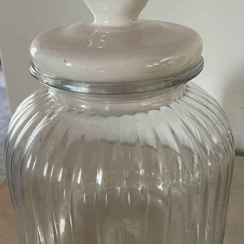 Glass cookie jar used in very good condition