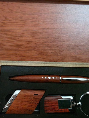 Σετ τριών δώρων σε πολυτελές ξύλινο κουτί καινούργιο