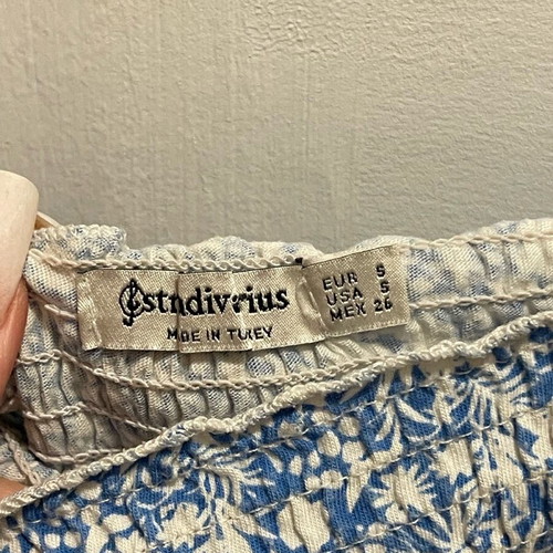 Stradivarius women's top size M like new, white blue print