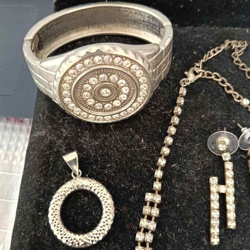 Set of 10 jewelry pieces with necklace, earrings, bracelets, rings, pendant