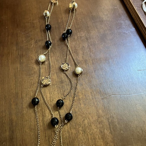 Necklaces set like new, metal and glass, plastic